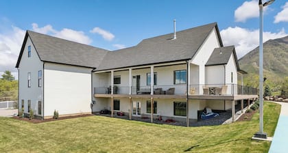 Spacious 6000 sqft Retreat with Pickleball Court & Entertainment Galore
