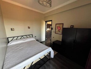 1 habitación, acceso a internet y ropa de cama