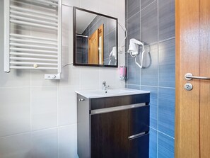 Sèche-cheveux, bidet, serviettes fournies, savon