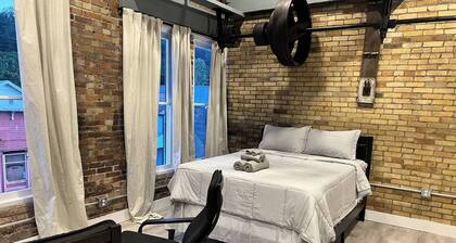 Historic Loft Near Hocking Hills + Tavern Access