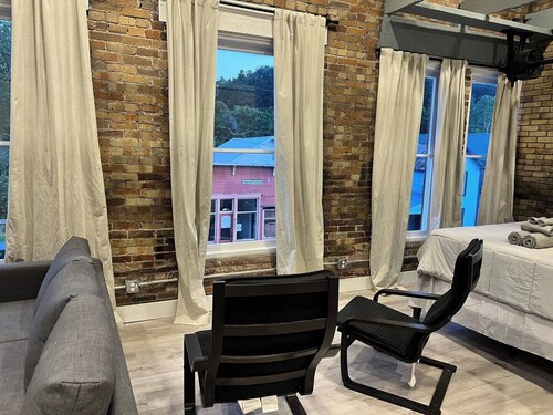 Historic Loft Near Hocking Hills + Tavern Access