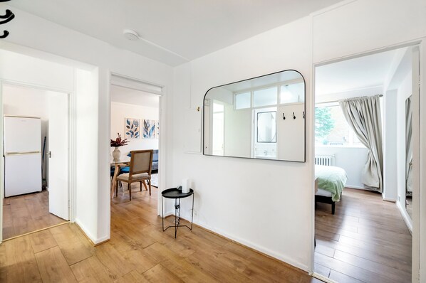 2 habitaciones, tabla de planchar con plancha, wifi y ropa de cama