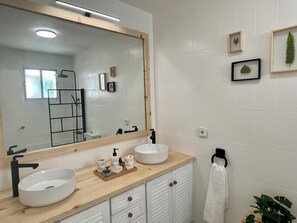 Een haardroger, handdoeken, toiletpapier