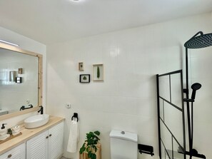 Sèche-cheveux, serviettes fournies, papier toilette