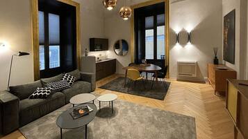 Departamento estándar | Área de sala de estar | Smart TV de 55 pulgadas con canales digitales y Netflix