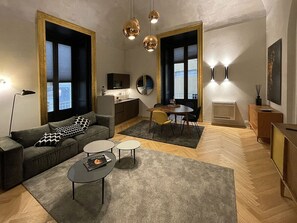 Standaard appartement | Woonruimte | Een 55-inch smart-tv met digitale zenders, Netflix en streamingdiensten