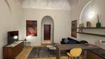 Superior Apartment | Ruang tamu | 55 inci sebuah televisyen pintar dengan digital, Netflix