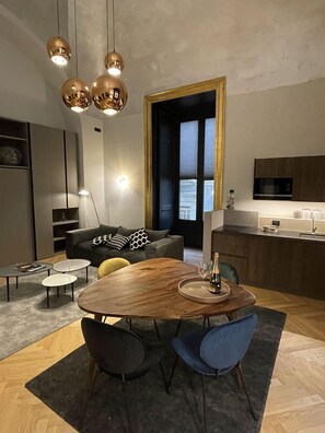 Appartement Standard | Coin séjour | TV connectée de 55 pouces avec chaînes numériques, Netflix