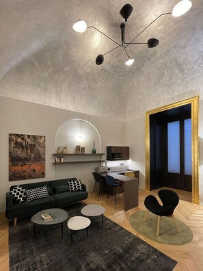 ซูพีเรียอพาร์ทเมนท์ | บริเวณนั่งเล่น | สมาร์ททีวี 55 นิ้ว พร้อมช่องดิจิตอล, Netflix, บริการสตรีมมิ่ง