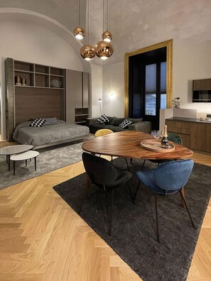 Departamento estándar | Área de sala de estar | Smart TV de 55 pulgadas con canales digitales y Netflix 