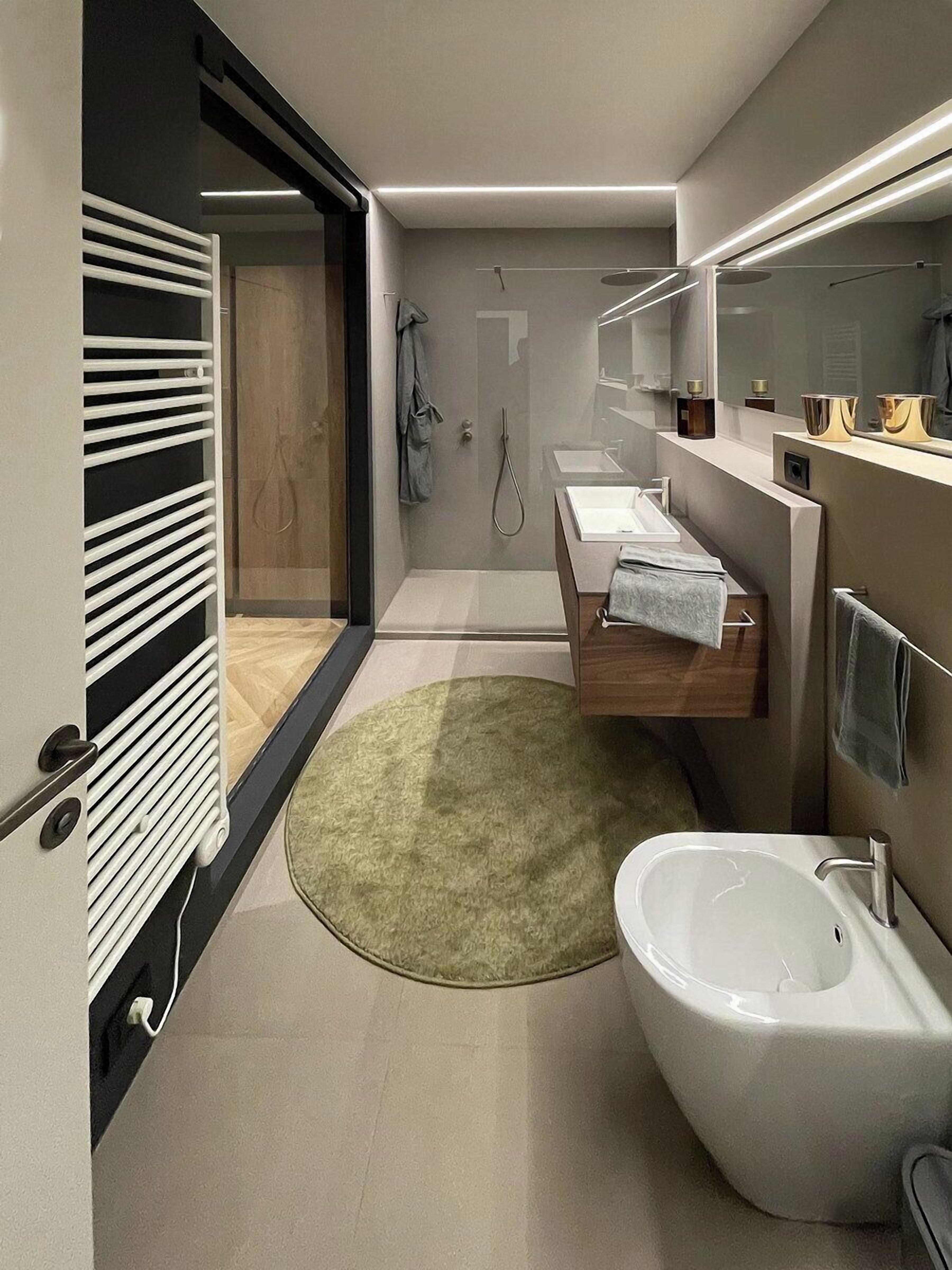 Deluxe Apartment | Bathroom | Free toiletries, hair dryer, bathrobes, bidet