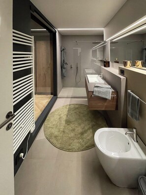 Deluxe Apartment | Bathroom