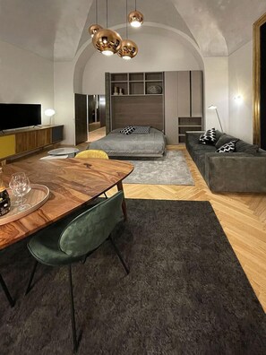 Departamento estándar | Área de sala de estar | Smart TV de 55 pulgadas con canales digitales y Netflix 