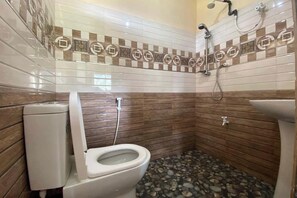 Toalhas de banho, sabonete, papel higiênico