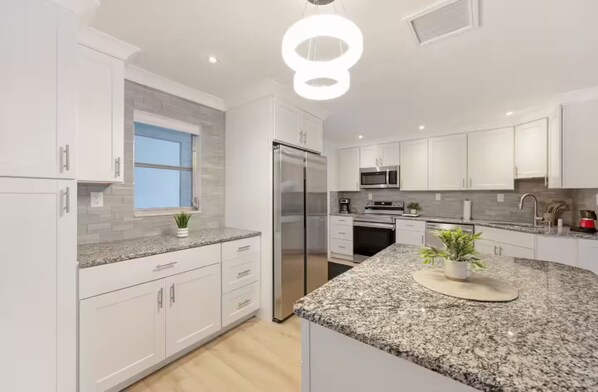 Microondas, horno, placa de cocina, lavavajillas