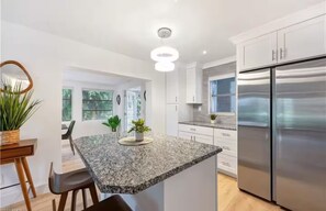 Microondas, horno, placa de cocina, lavavajillas