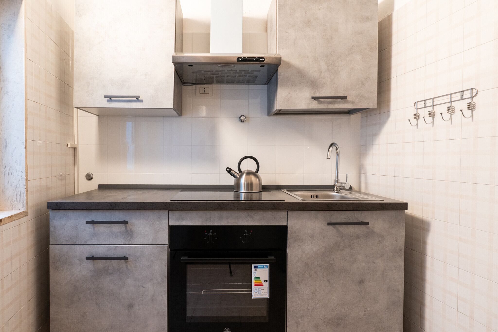 Kühlschrank, Ofen, Kochgeschirr/Geschirr/Besteck, Esstisch