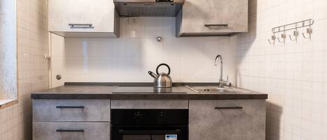 Fridge, oven, cookware/dishes/utensils, dining tables