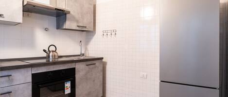 Réfrigérateur, four, batterie de cuisine, vaisselle et ustensiles