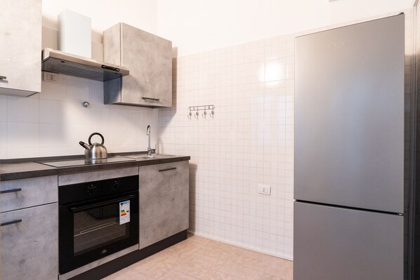 Fridge, oven, cookware/dishes/utensils, dining tables