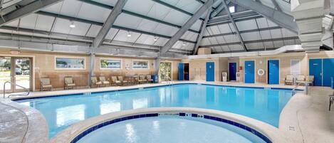 Inomhuspool och utomhuspool