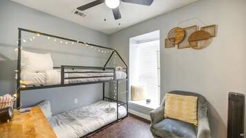 2 habitaciones, escritorio, tabla de planchar con plancha y wifi