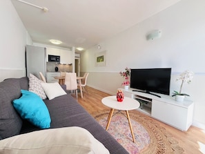 Apartment, 1 Bedroom, Smoking, Balcony | Living room