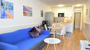 Apartment, 1 Bedroom, Smoking, Balcony | Living room