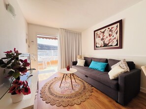 Apartment, 1 Bedroom, Smoking, Balcony | Living room