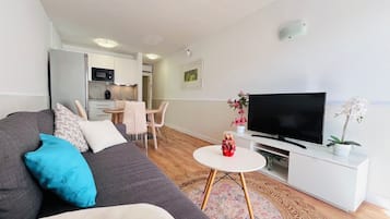 Apartment, 1 Bedroom, Smoking, Balcony | Living room