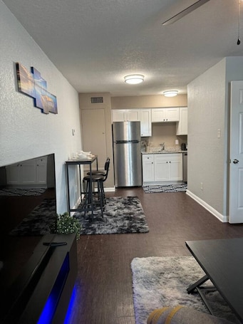 Interior. Ocean Blue 1Bed Apt Free Parking 9 min Downtown