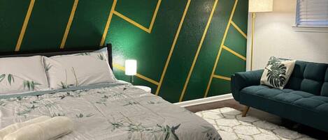 1 slaapkamer, een bureau, een strijkplank/strijkijzer, wifi