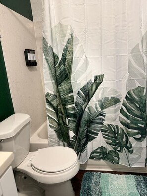 Haartrockner, Handtücher, Seife, Toilettenpapier