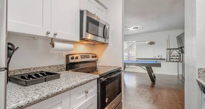 Pool Table Luxury 1Bed Apt in Downtown & Heights