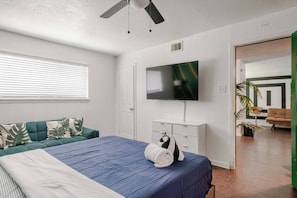 1 bedroom, desk, iron/ironing board, WiFi - Pool Table  Luxury 1Bed Apt in Downtown & Heights (Houston)