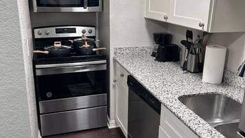 Een koelkast, een magnetron, een oven, een kookplaat