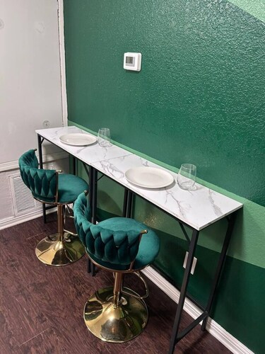 Green Haven 1Bed by Downtown/Free Covered Parking