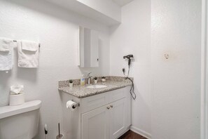 Haartrockner, Handtücher, Seife, Toilettenpapier