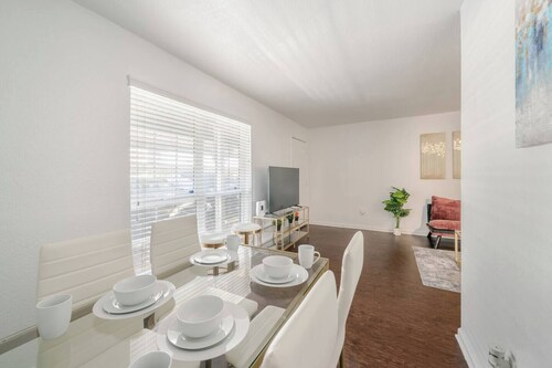 Pink 1BHK, 5 miles from Downtown + Free Parking