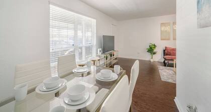 Pink 1BHK, 5 miles from Downtown + Free Parking