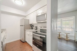 Fridge, microwave, oven, stovetop - Pink 1BHK, 5 miles from Downtown + Free Parking (Houston)