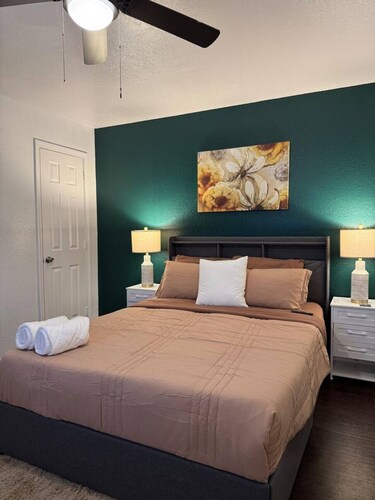 Pink 1BHK, 5 miles from Downtown + Free Parking