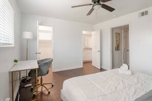 1 bedroom, desk, iron/ironing board, WiFi - Pink 1BHK, 5 miles from Downtown + Free Parking (Houston)