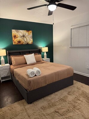 1 bedroom, desk, iron/ironing board, WiFi - Pink 1BHK, 5 miles from Downtown + Free Parking (Houston)