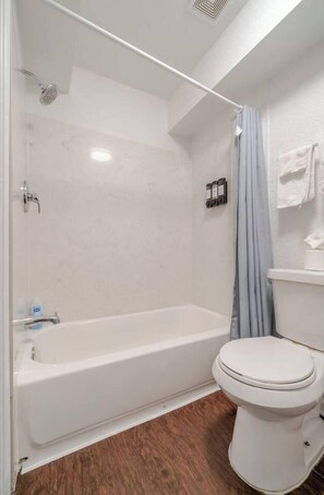Hair dryer, towels, soap, toilet paper - Pink 1BHK, 5 miles from Downtown + Free Parking (Houston)