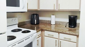 Kaffetrakter/tekoker, kjøleskap, mikrobølgeovn og ovn