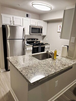 Refrigerador, microondas, horno y parrilla de estufa 