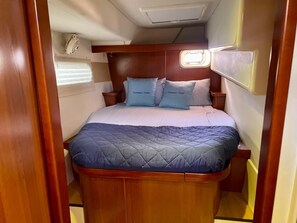 4 bedrooms, iron/ironing board, internet, bed sheets