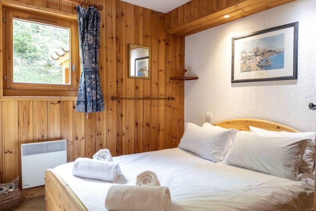 Tabla de planchar con plancha, wifi y ropa de cama 