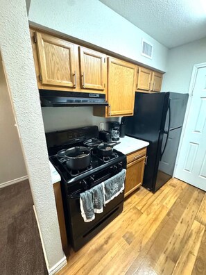 Refrigerador, microondas, horno y parrilla de estufa 